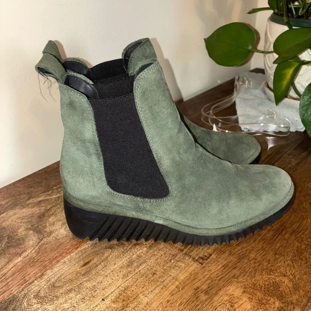 Fly London Kids Chelsea Boots Youth Size 1 EU 32 Olive Green Suede Portugal
